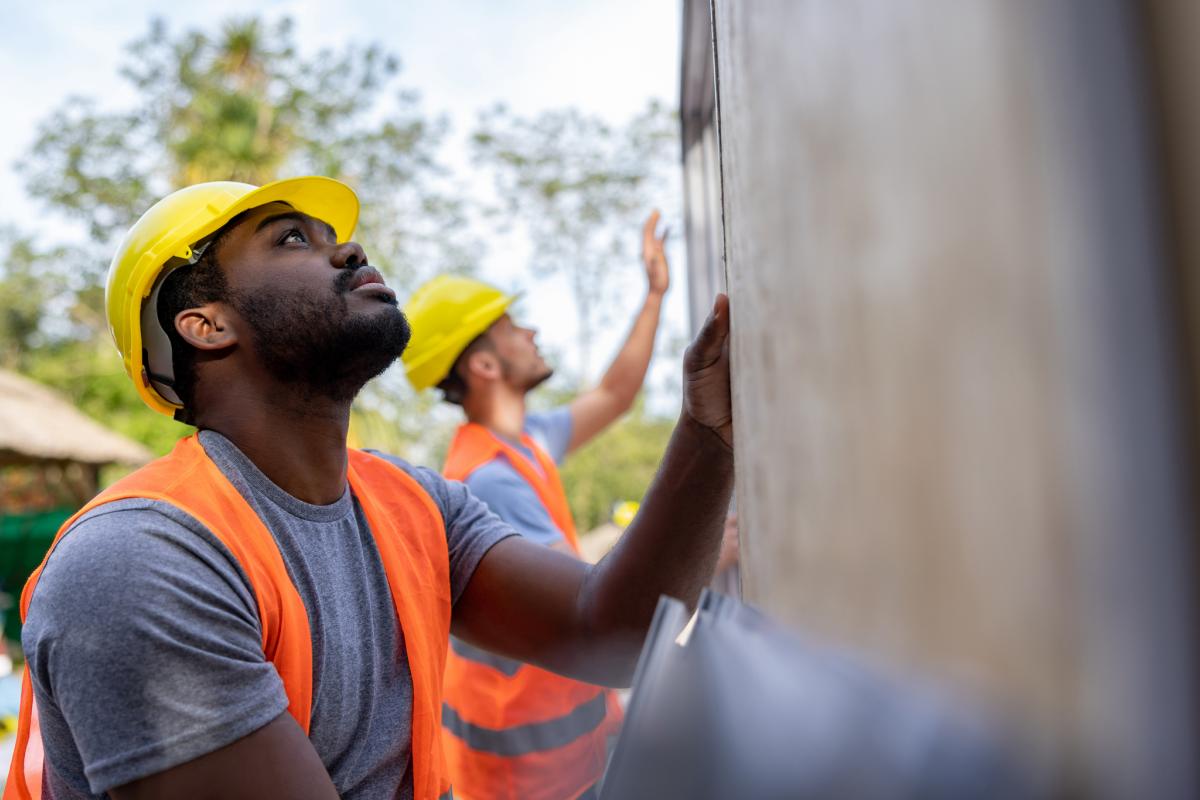 Imagen de archivo de trabajadores levantando una casa prefabricada.