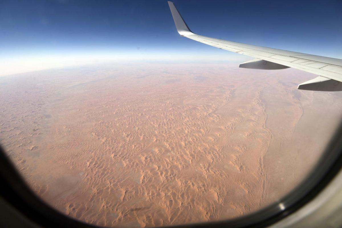 Un avión sobrevuela el Sáhara Occidental