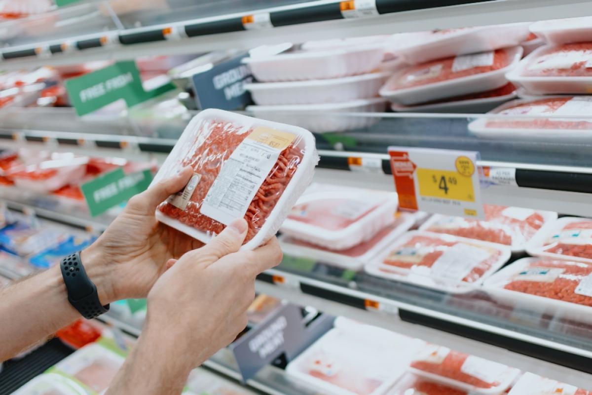 Carne envasada en un supermercado