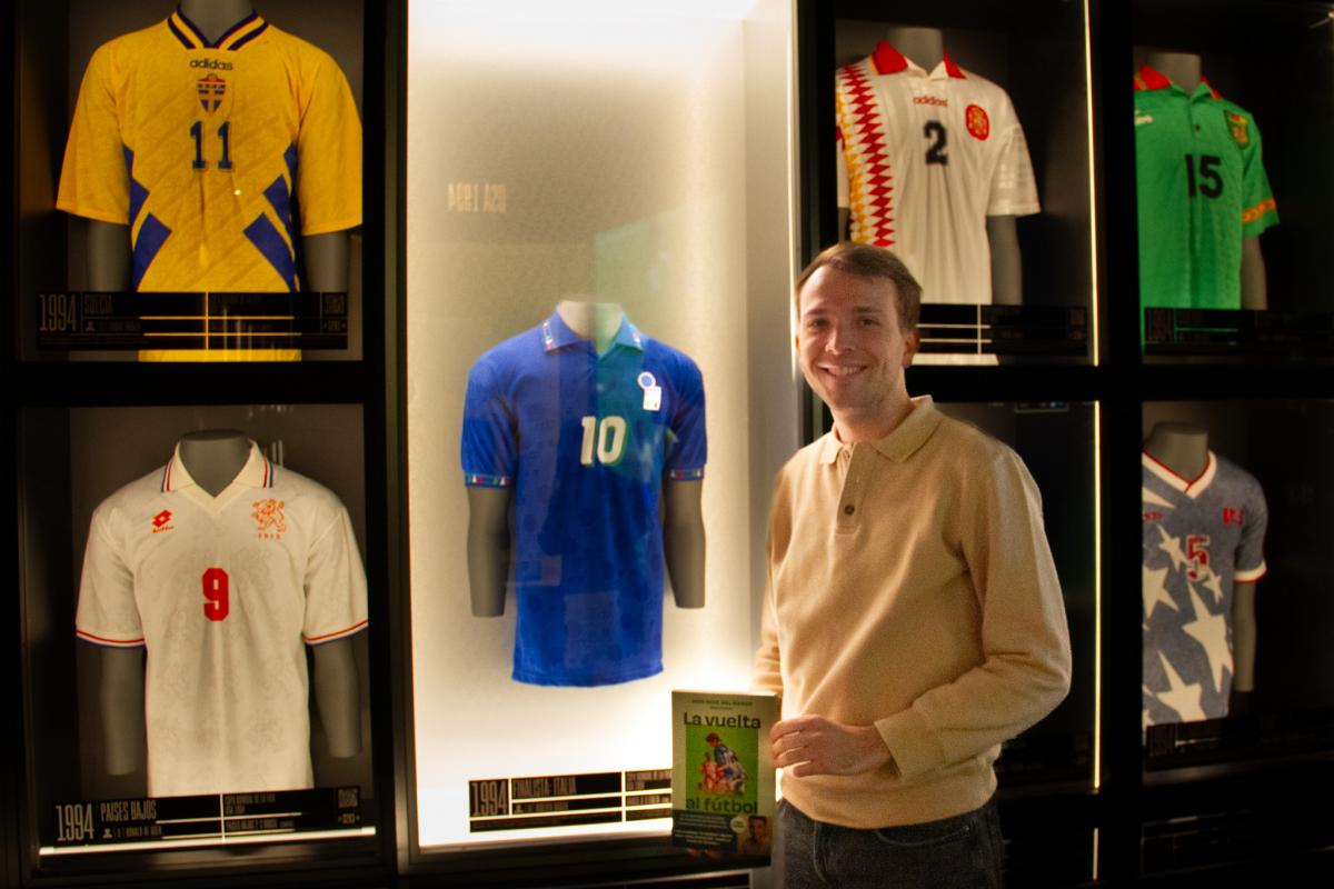 Iker Ruiz del Barco posa con la famosa camiseta de Baggio en el Museo Legends de Madrid