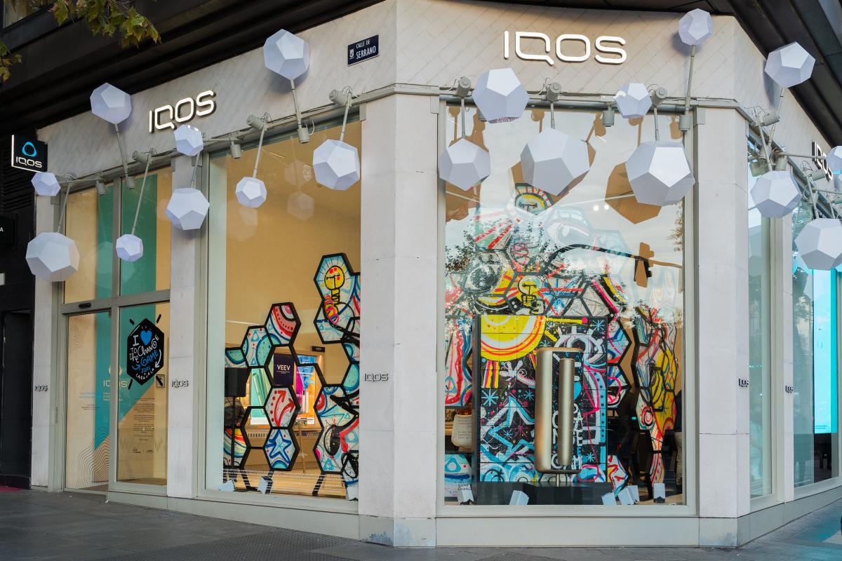 Tienda Iqos de la calle Serrano en Madrid con la obra de Miguel Caravaca.