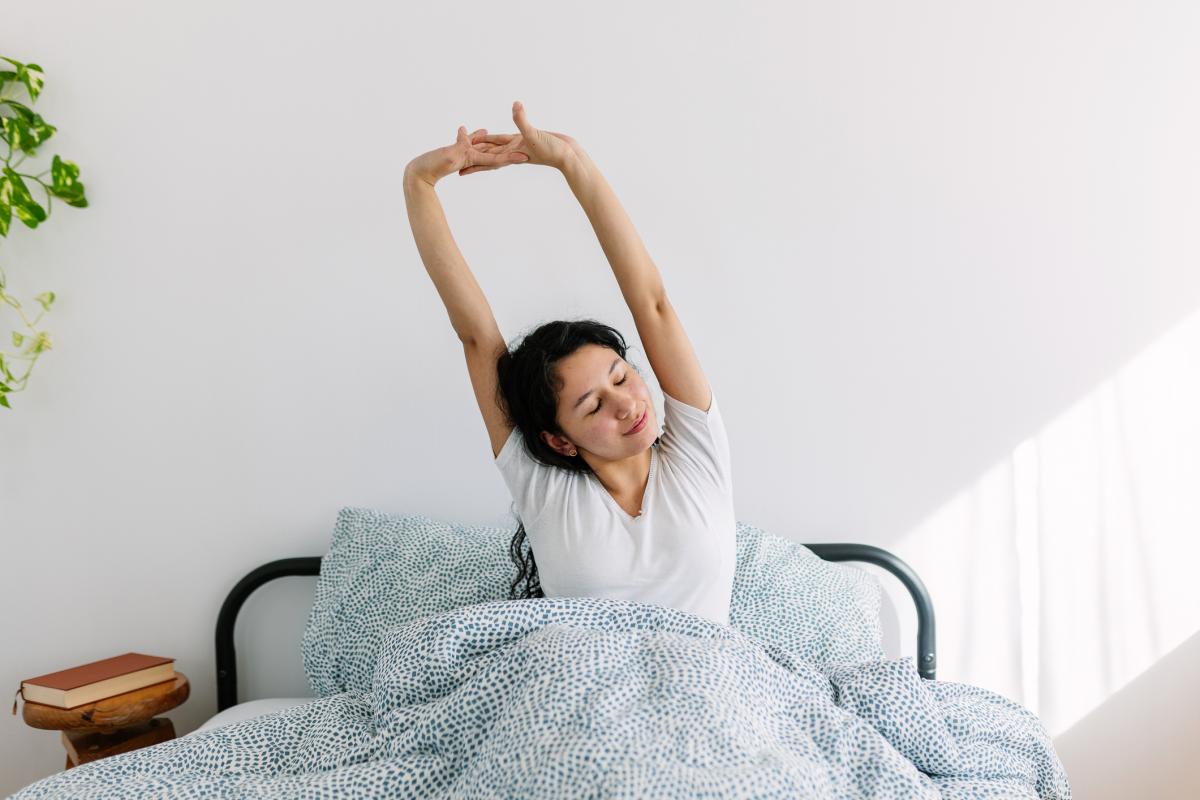 Una mujer desperezándose.