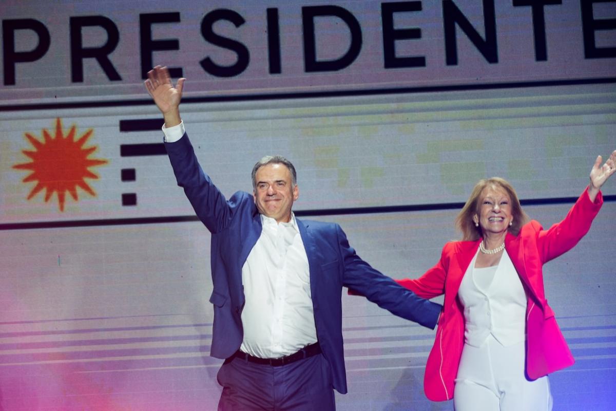 El presidente electo de Uruguay, Yamandú Orsi y la vicepresidenta electa, Carolian Cosse, en la celebración por la victoria electoral.