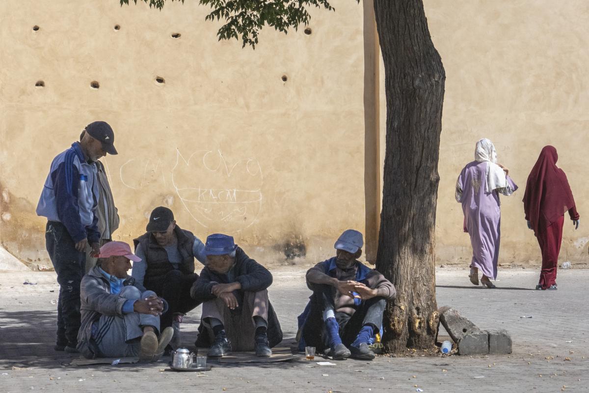 Imagen de archivo de un grupo de personas en Marrakech (Marruecos), a la hora del té.