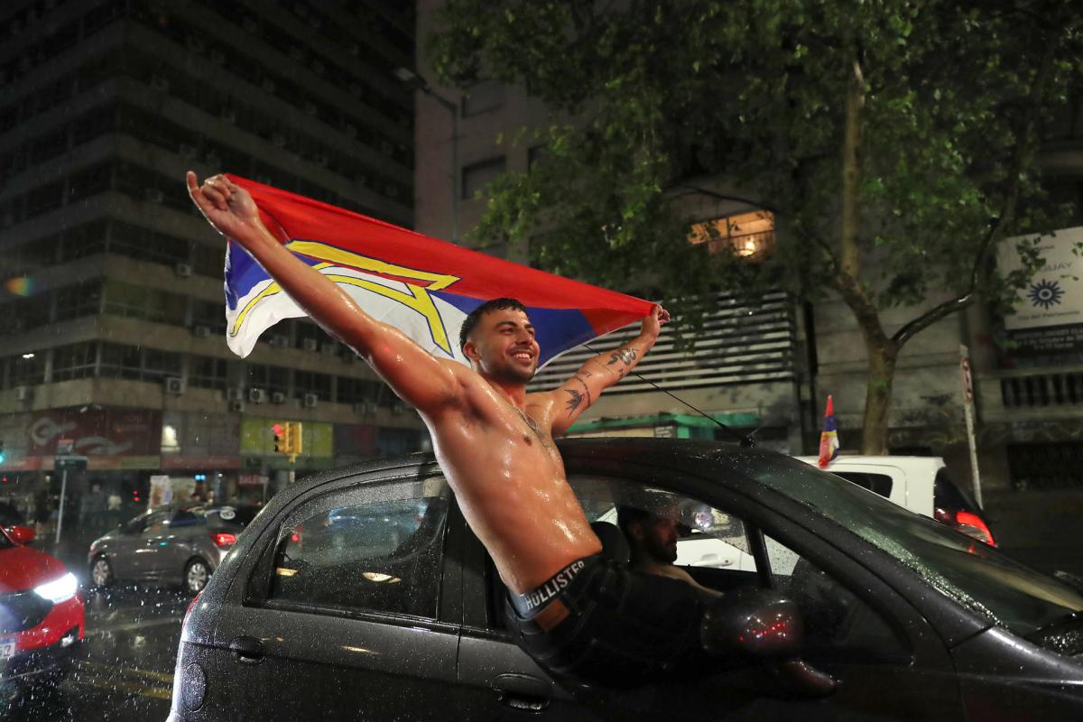 Seguidores del Frente Amplio celebran la victoria electoral en la segunda vuelta de las presidenciales en Uruguay.