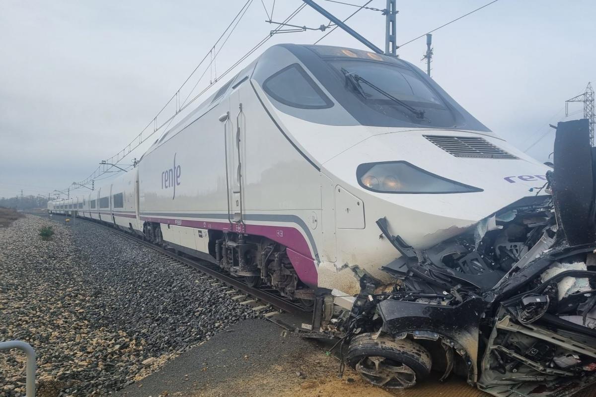 El tren Alvia 4273 (Madrid-Santander) ha arrollado al turismo y lo ha desplazado unos 900 metros.