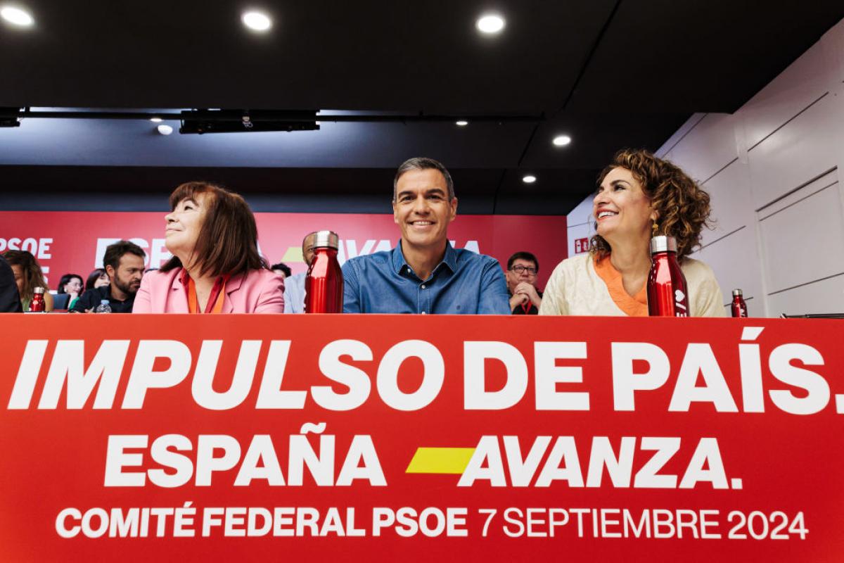 La presidenta del PSOE, Cristina Narbona, el presidente del Gobierno y secretario general del PSOE, Pedro Sánchez, y la vice secretaria general del PSOE, María Jesús Montero, en una imagen de archivo en Ferraz.