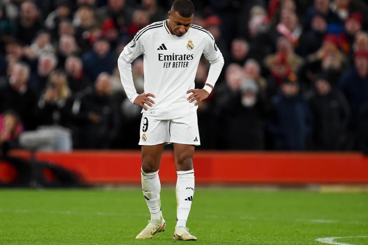 Kylian Mbappé, cabizbajo después de que el Real Madrid encajara uno de los goles en Anfield