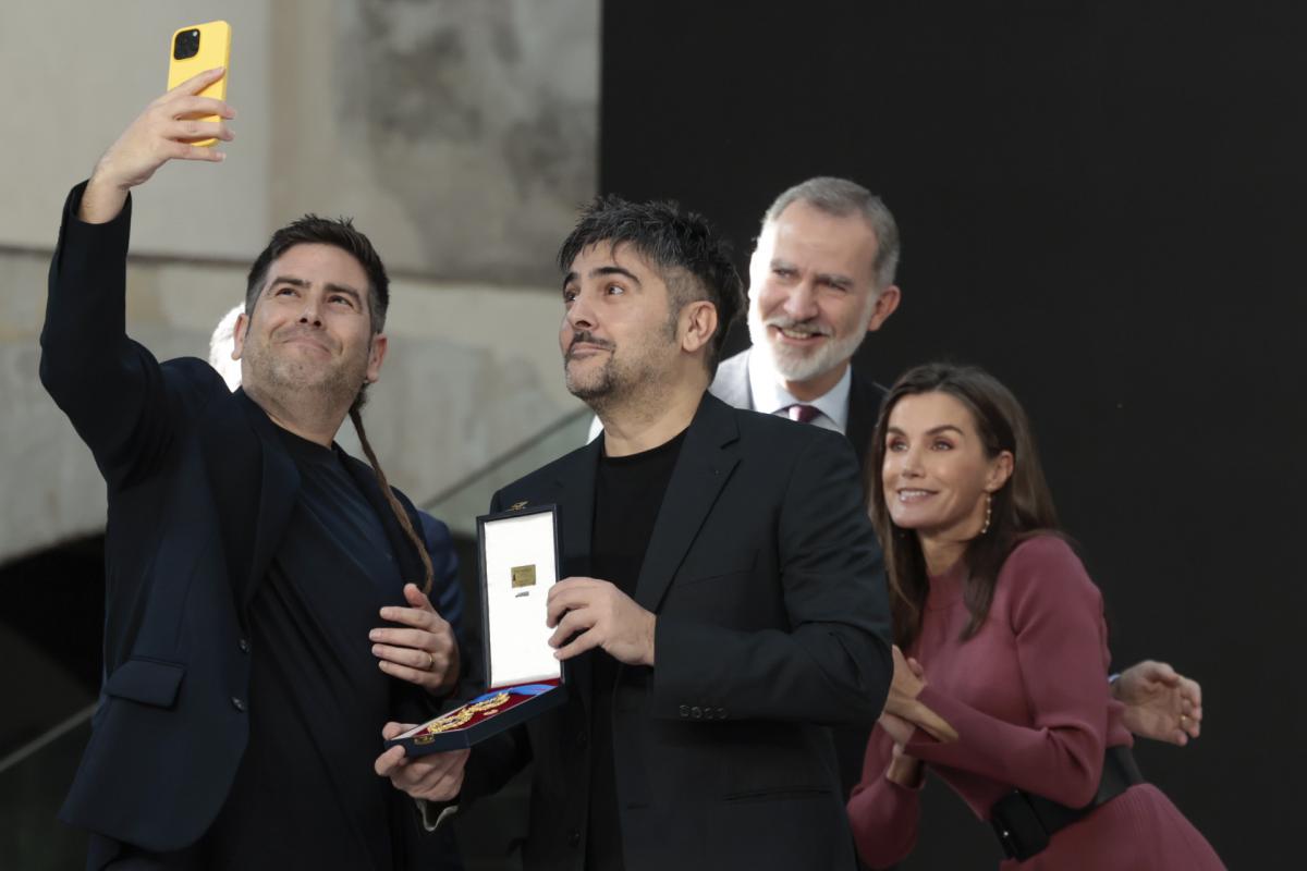 Los reyes Felipe y Letizia con Estopa en la entrega de Medallas al Mérito en las Bellas Artes, este miércoles en Sevilla.