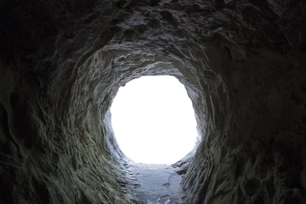 Imagen de archivo de una entrada a una cueva.