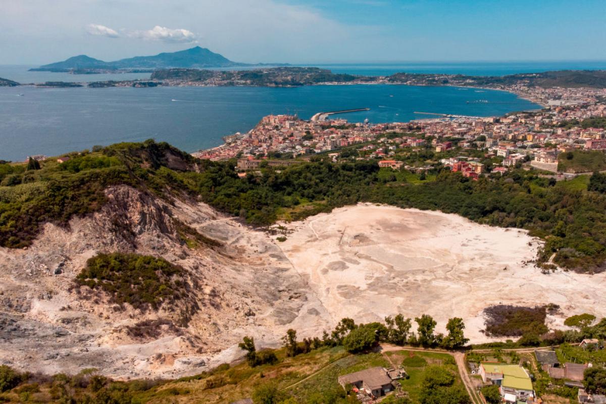 Vista aérea del cráter Solfatara, cerca de Nápoles.