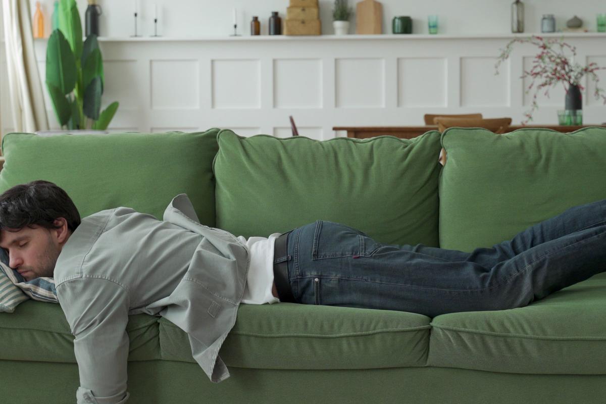 Hombre durmiendo en el sofá.