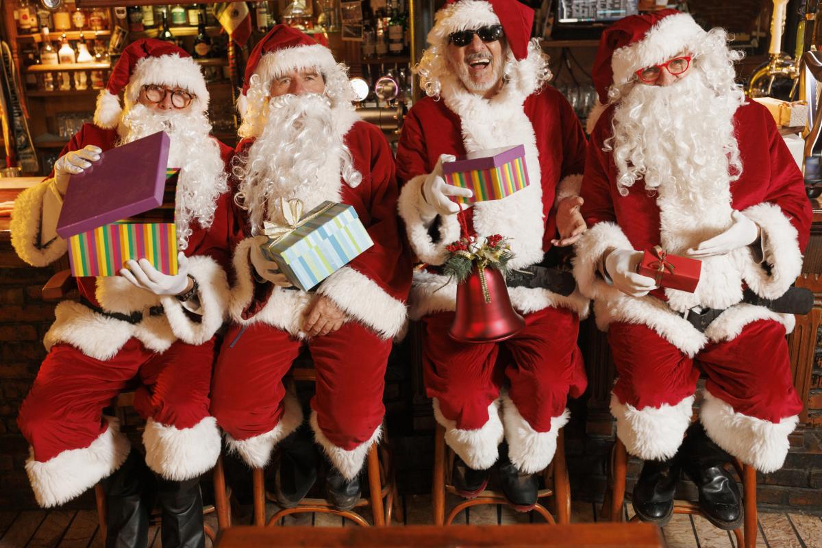 Ilustración navideña de varios Santa Claus.