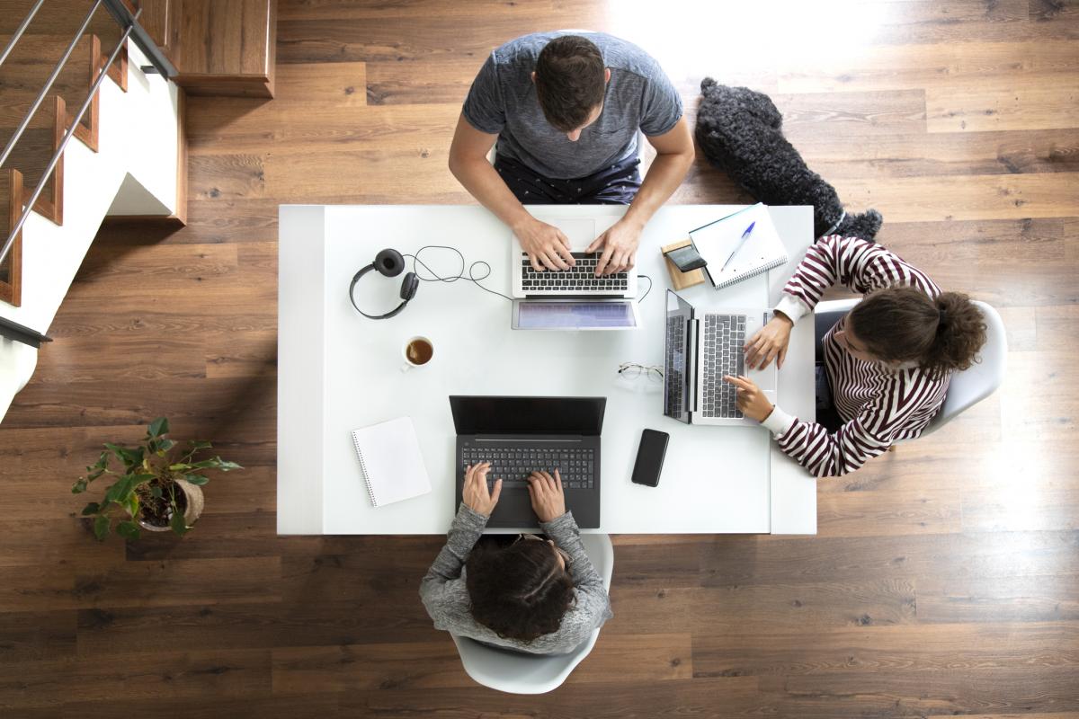Imagen de archivo de varias personas trabajando en sus ordenadores.
