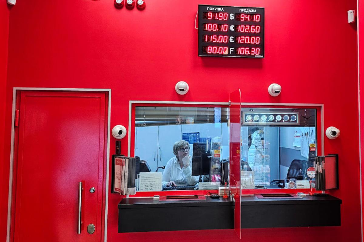 Un panel con tipos de cambio de rublos a dólares estadounidenses, euros y otras monedas.