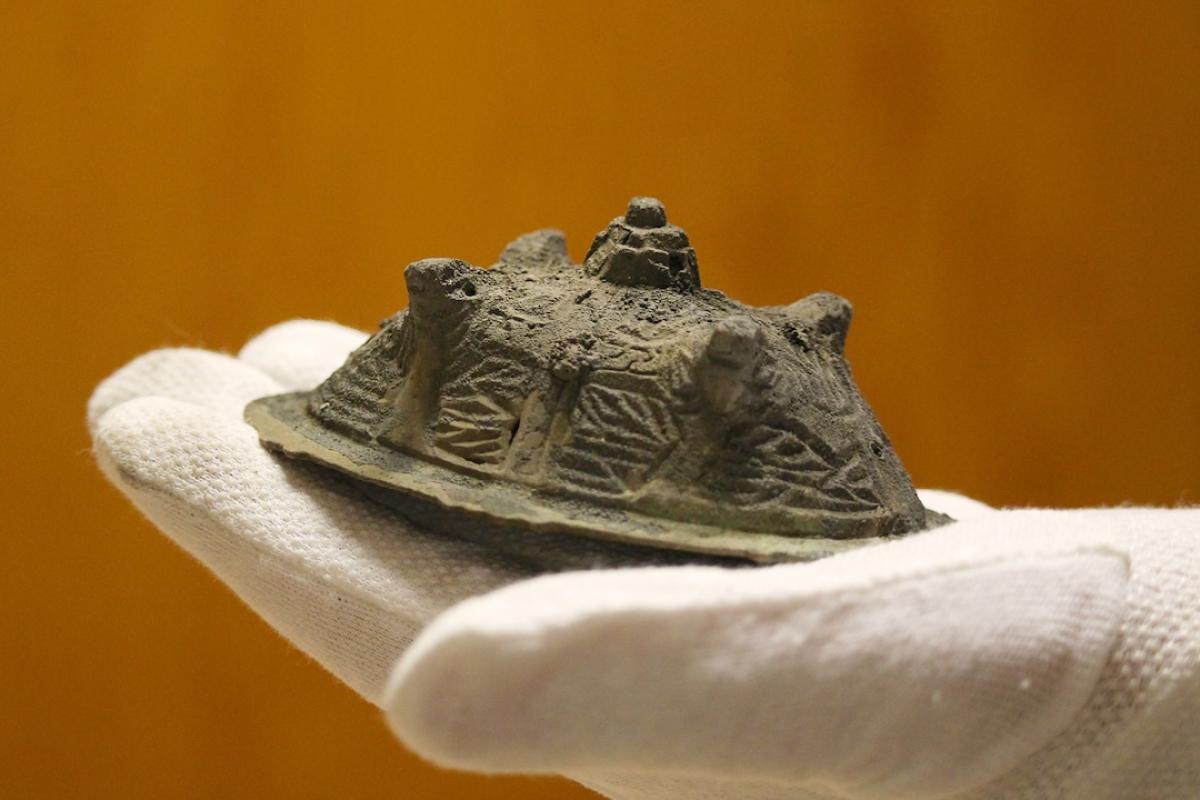 Una de las fíbulas con las que trabajan en el Museo Jamtli de Suecia.