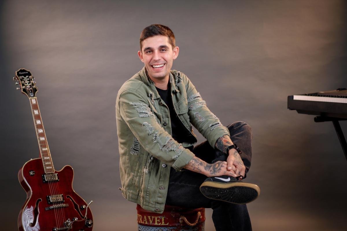 Víctor Elías posa junto a su guitarra en la presentación de su libro #Yosostenido.