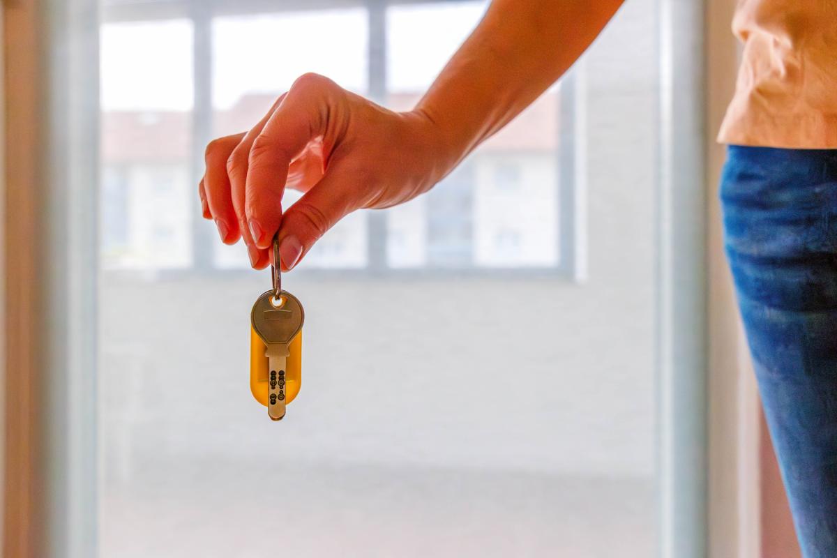 Una mujer con las llaves en la mano.