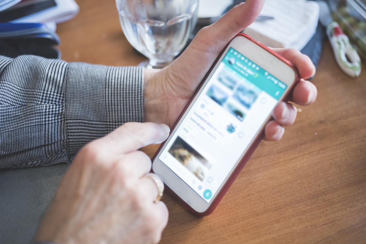 Una persona usando WhatsApp.