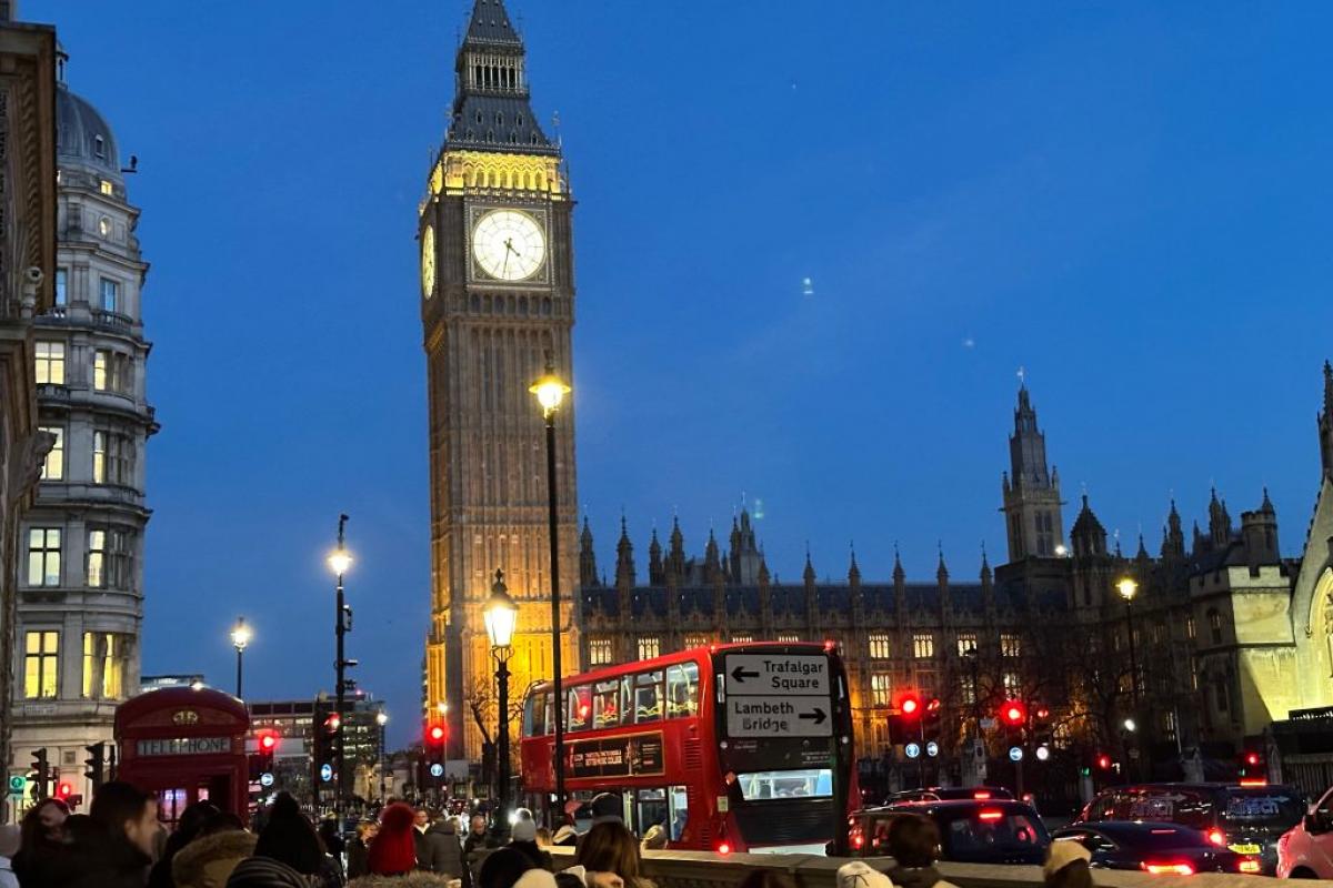 El Big Ben de Londres, al fondo