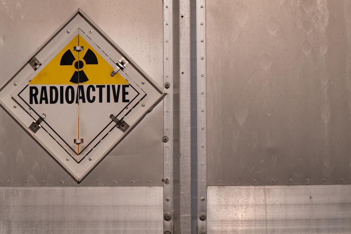 Imagen de archivo de un cartel de advertencia de peligro por radioactividad.