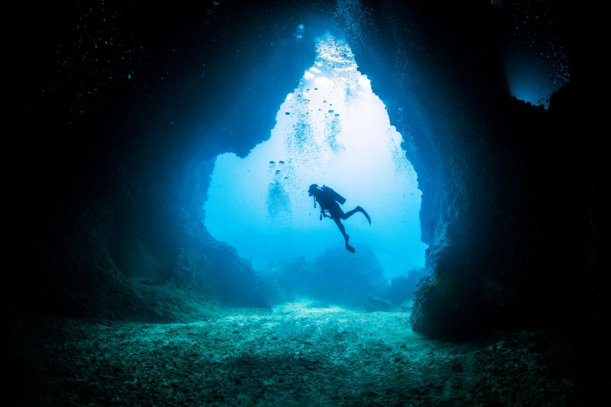 Imagen de archivo de un submarinista en una cueva submarina, en Tailandia.