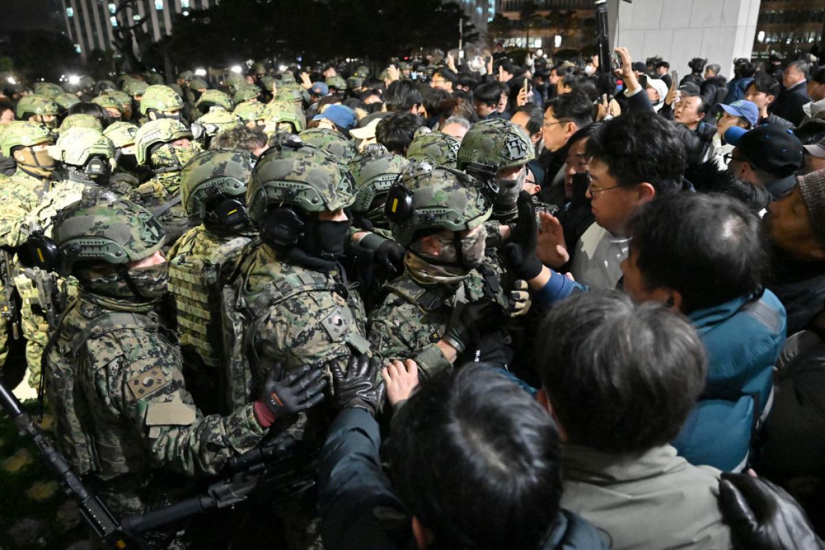 Militares y manifestantes, enfrentados frente a la Asamblea Nacional de Corea del Sur