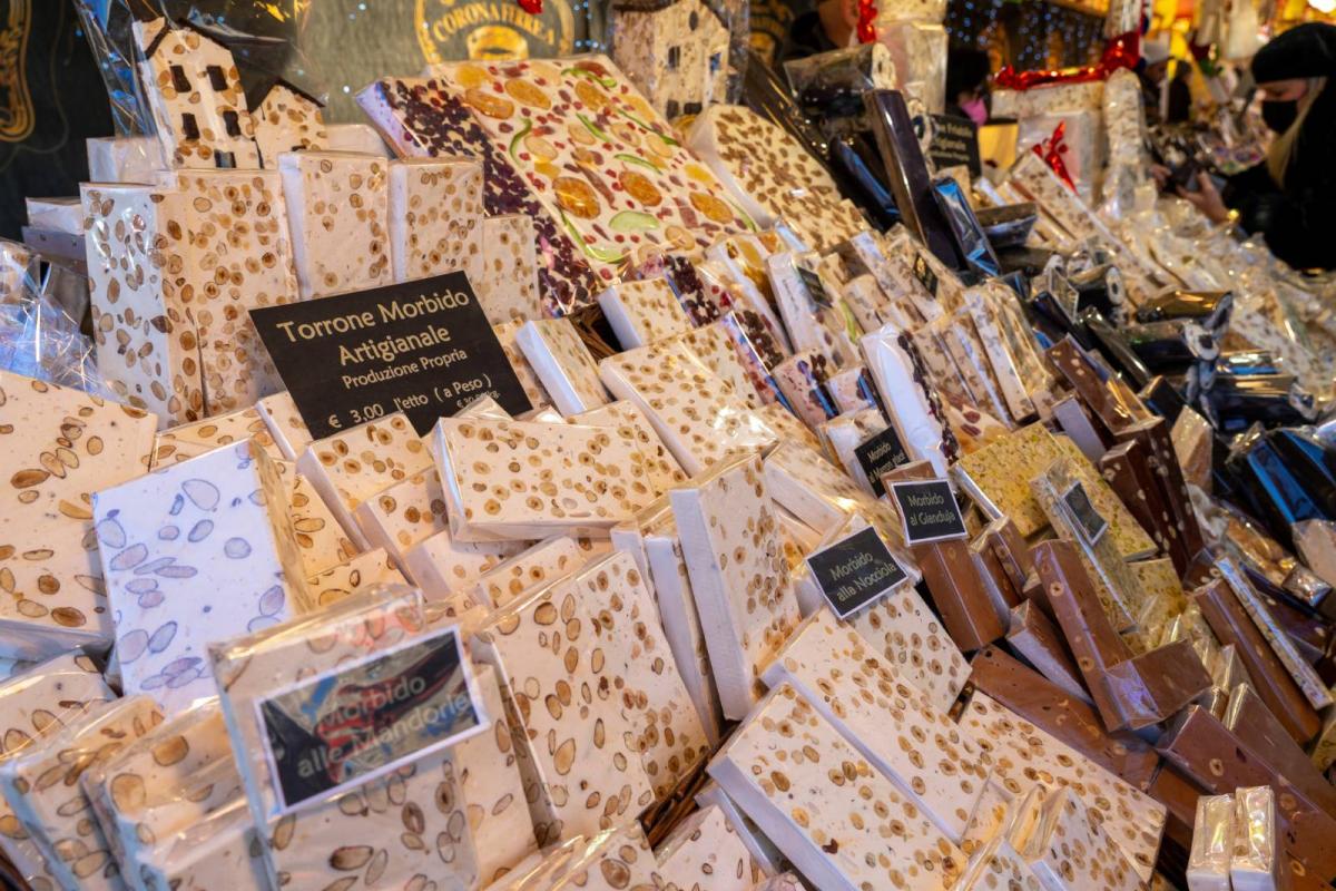 Tenderete de turrones y dulces en una feria navideña de Italia