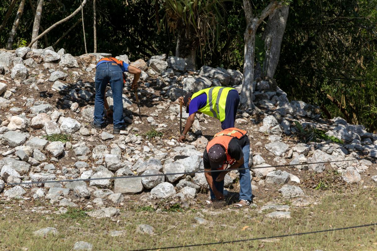Arqueólogos trabajando en ruinas mayas de Chichén Itzá, en Yucatán (México).