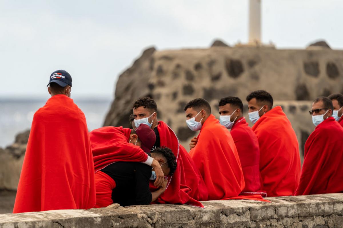 Un grupo de migrantes rescatados en el Atlántico esperan atención médica en Lanzarote.