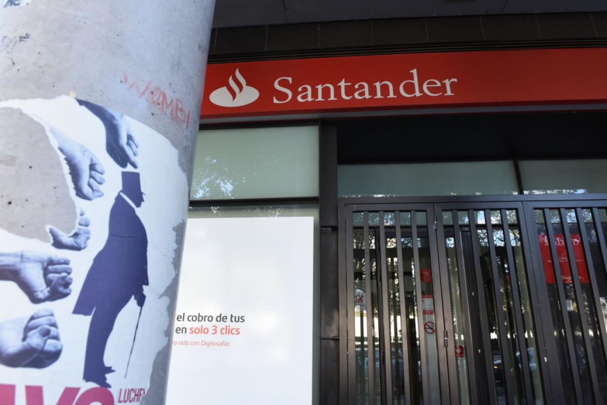 Puerta de entrada de una sucursal del Banco Santander en Madrid.