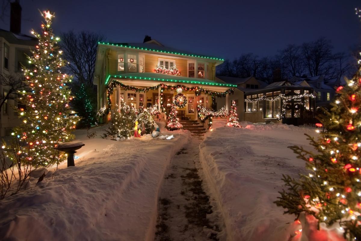Una casa decorada con las luces de Navidad.