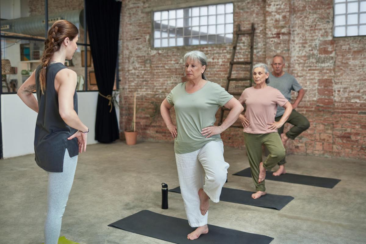 Varias personas haciendo ejercicio.