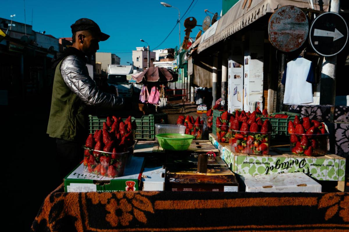 Un tendero comercia con fruta en mitad de la calle en un mercado de Marruecos