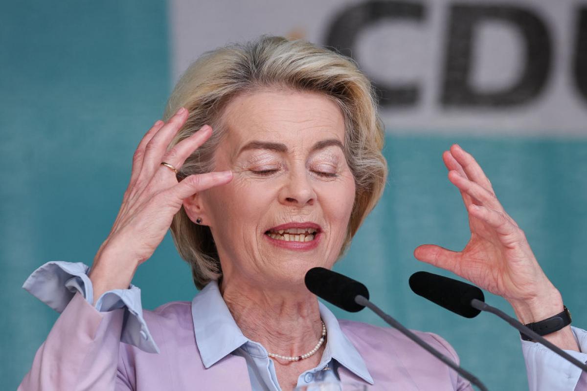 Ursula von der Leyen gesticula en un acto