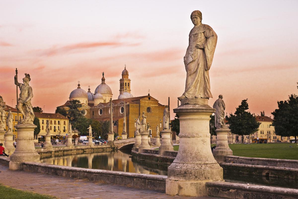Vista de una de las plazas turísticas de Padua, al norte de Italia.