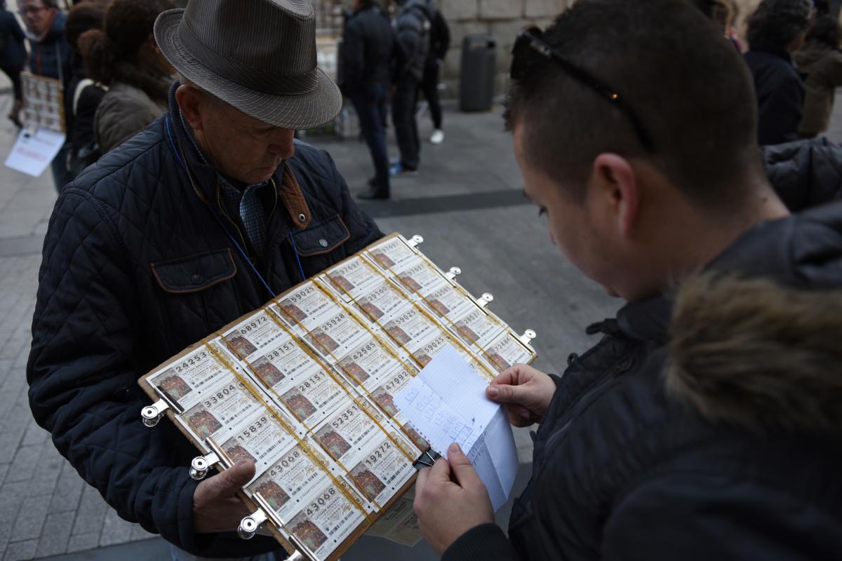 Un hombre comprando Lotería de Navidad, en un imagen de archivo.