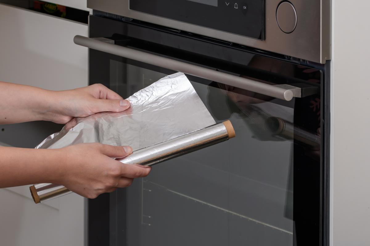 Una persona usando papel de aluminio.