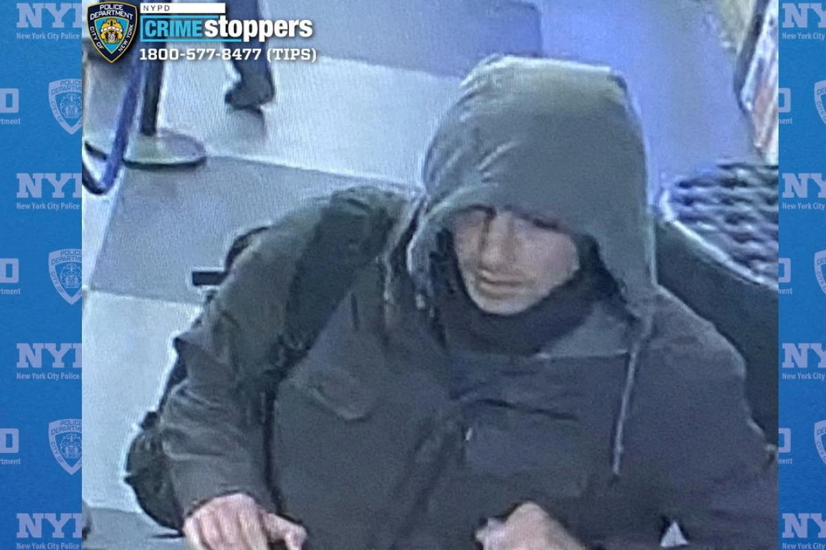 Foto difundida por la New York City Police Department (NYPD) del sospechoso del crimen del director ejecutivo (CEO) de la aseguradora privada United Healthcare en Mahattan, Nueva York (EEUU).