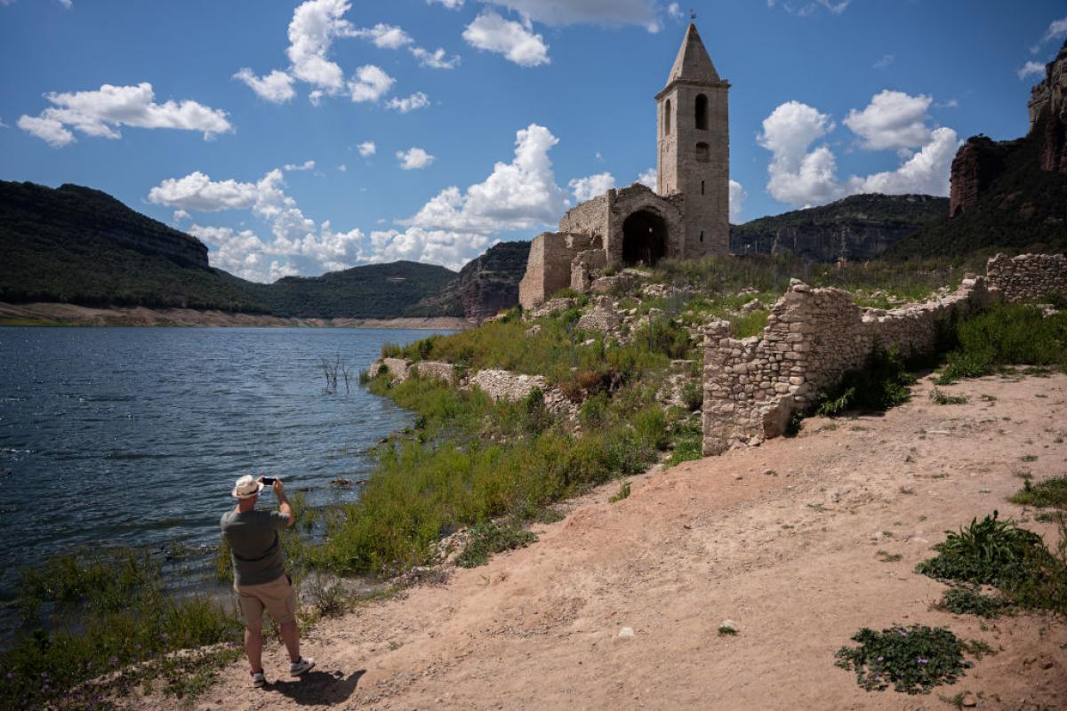 Vista del embalse de Sau al 20% de su capacidad, tras unas semanas de lluvias que están suavizando los efectos de la sequía en Cataluña.