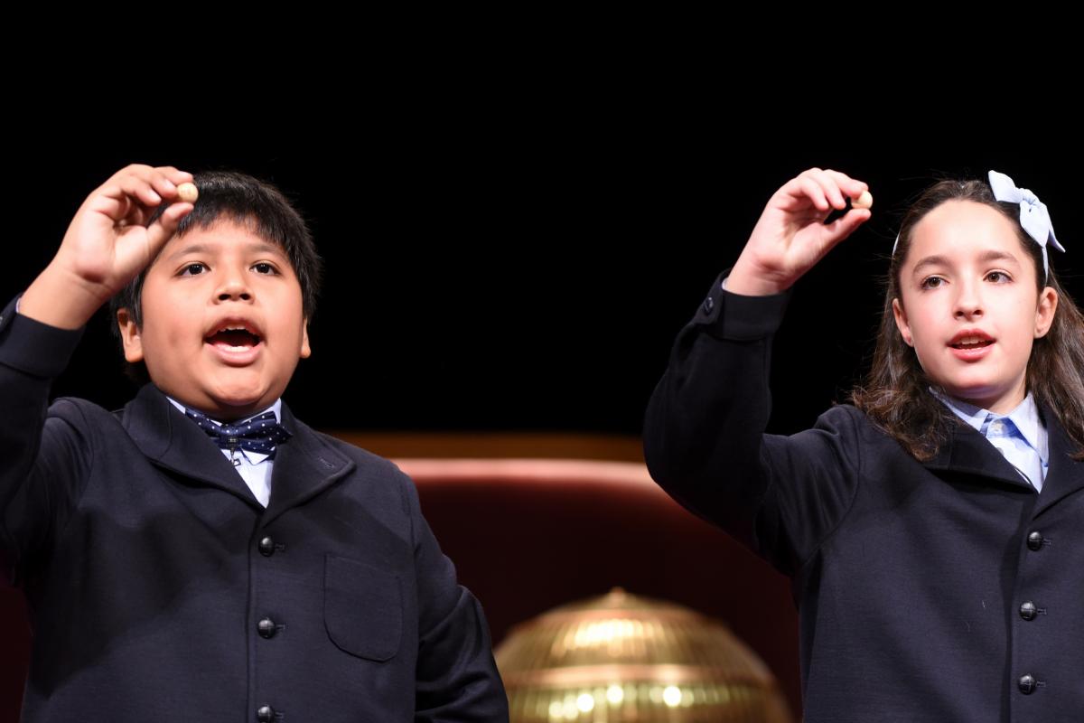Niños de San Ildefonso cantando los números de la Lotería de Navidad, en una imagen de archivo.