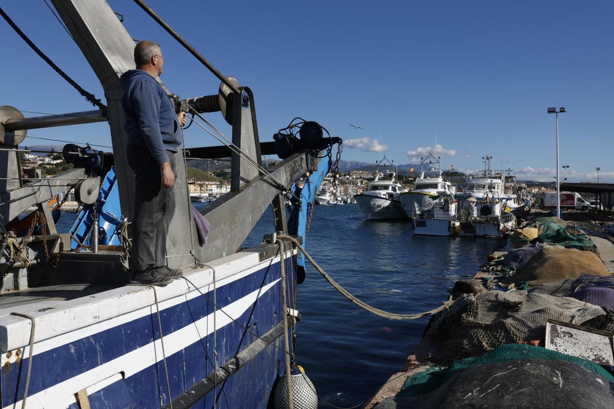 Un pescador observa los demás barcos de arrastre sin salir en el puerto de La Caleta de Vélez-Málaga (Málaga), durante el pasado martes en el que los pescadores del Mediterráneo han amarrado sus barcos contra la propuesta de la Comisión Europea (CE) para el arrastre.