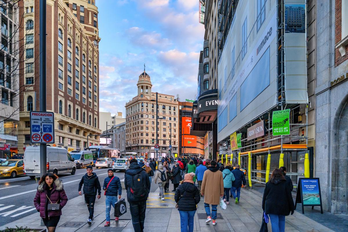 Gente paseando por la Gran Vía de Madrid.