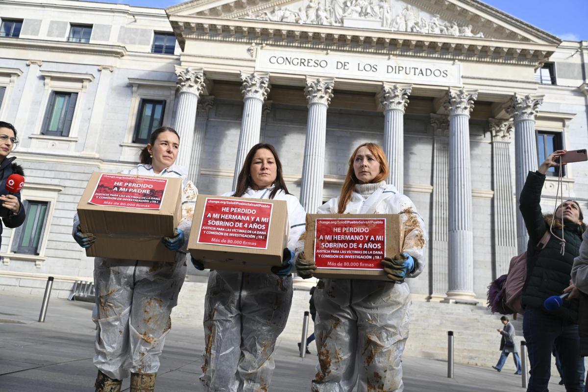 Familiares de víctimas en la DANA entregan las firmas en el Congreso