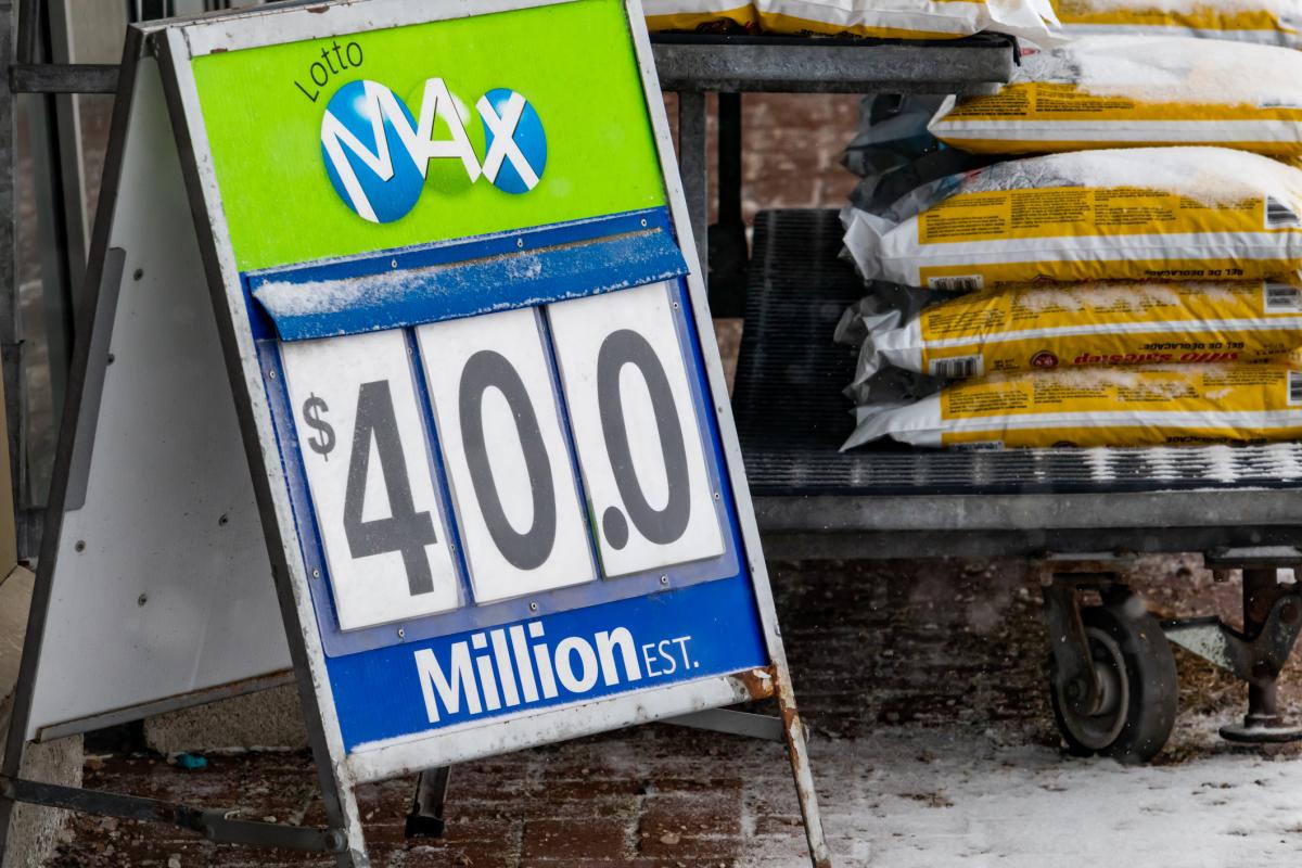 Imagen de archivo de un cartel de la lotería canadiense Lotto Max, en Ottawa.