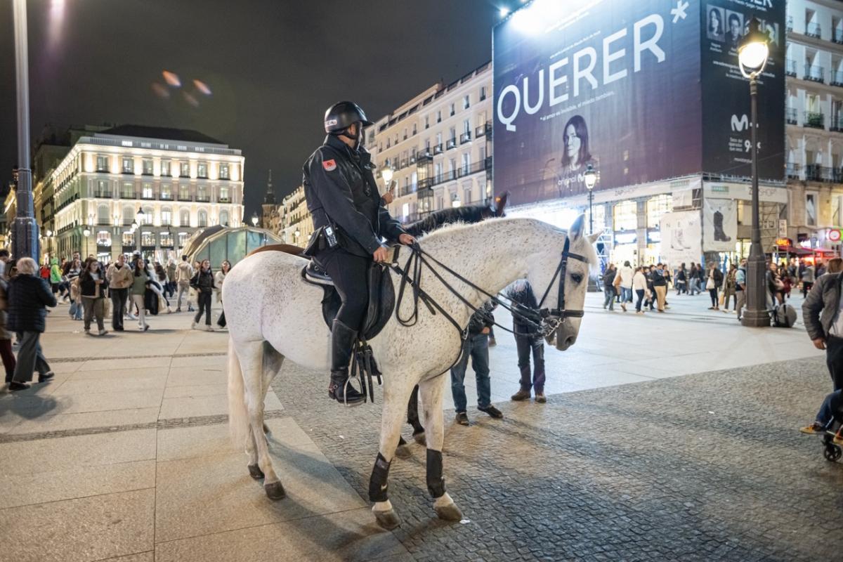 Un agente de la policía patrulla a caballo en la Puerta del Sol, Madrid