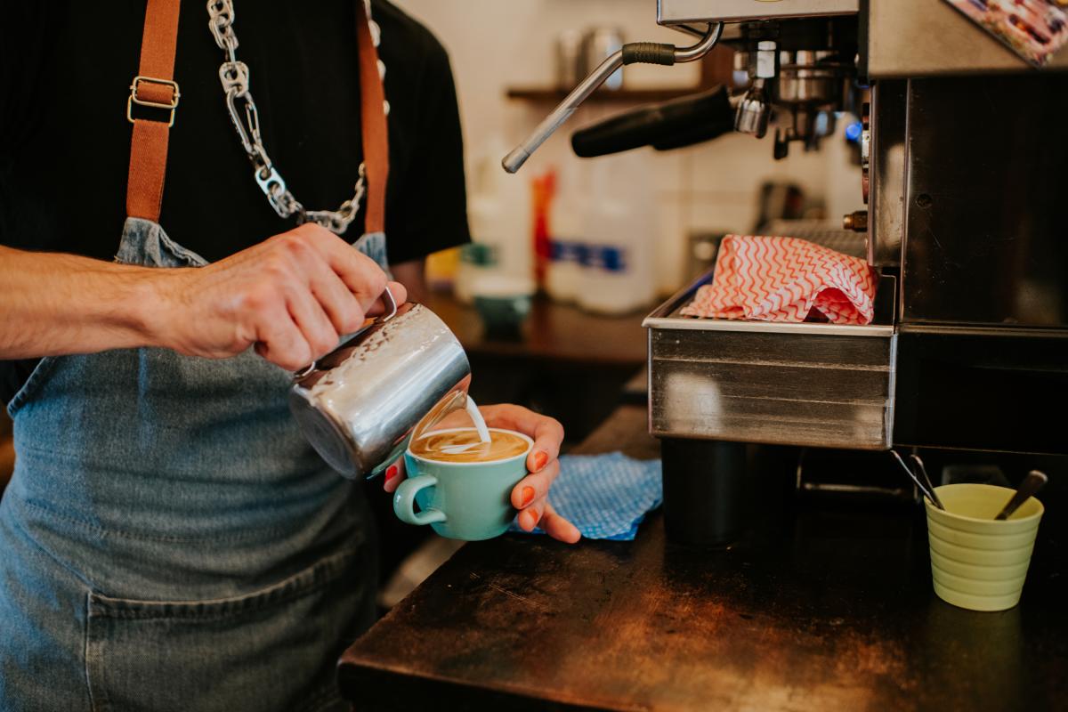 Un barista preparando un café.