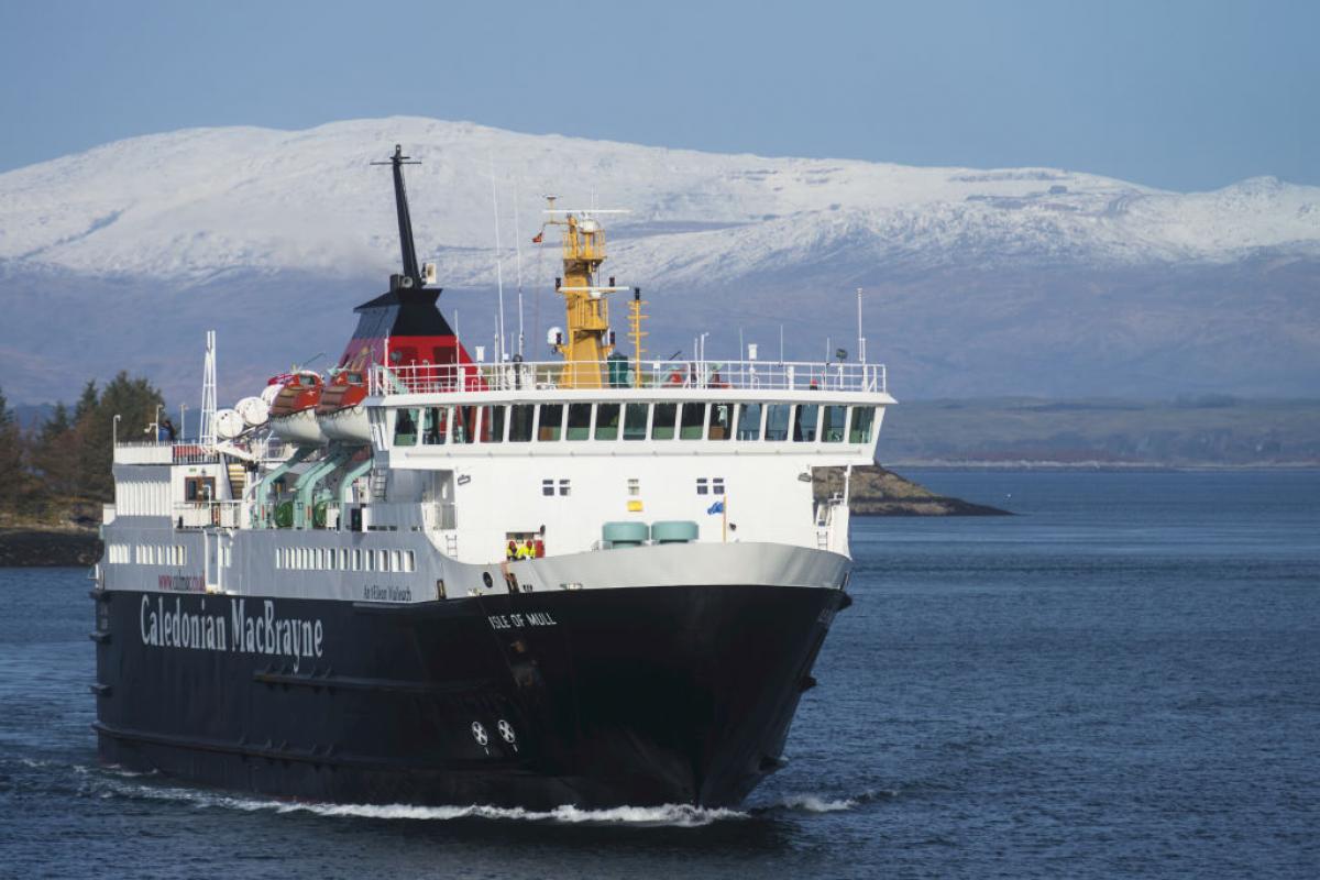 Un ferry cerca de un puerto en Escocia