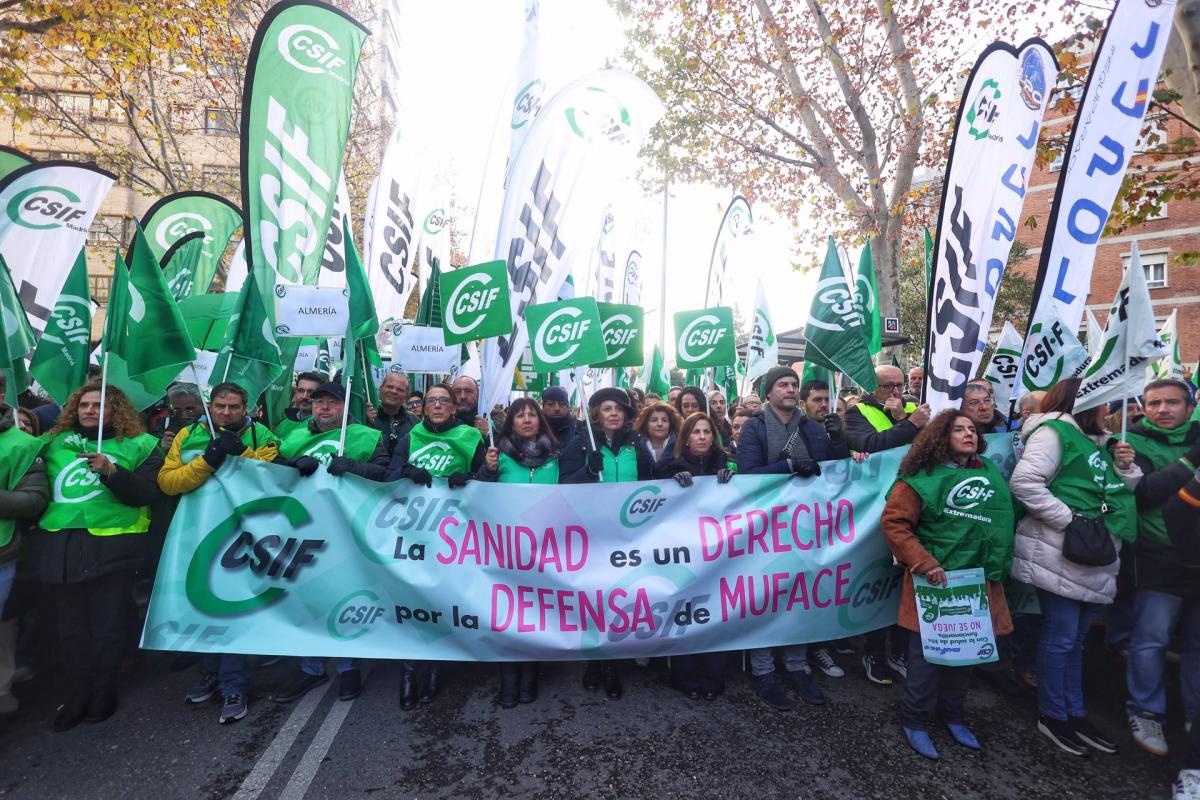Miles de personas durante una concentración, frente a la Dirección General de Muface de Madrid