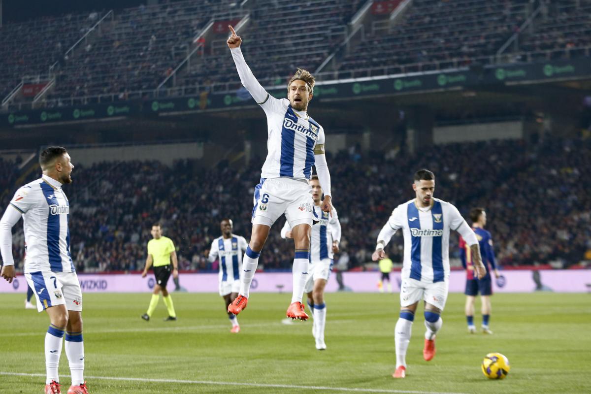 El defensa del Leganés Sergio González celebra su gol, que le ha dado la victoria ante el Barça de Hansi Flick